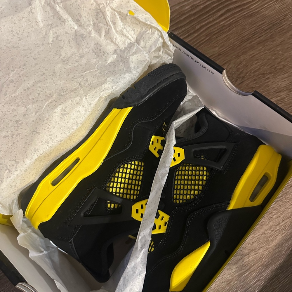 Jordan 4 Retro Thunders - Size 5Y 

Brand New.